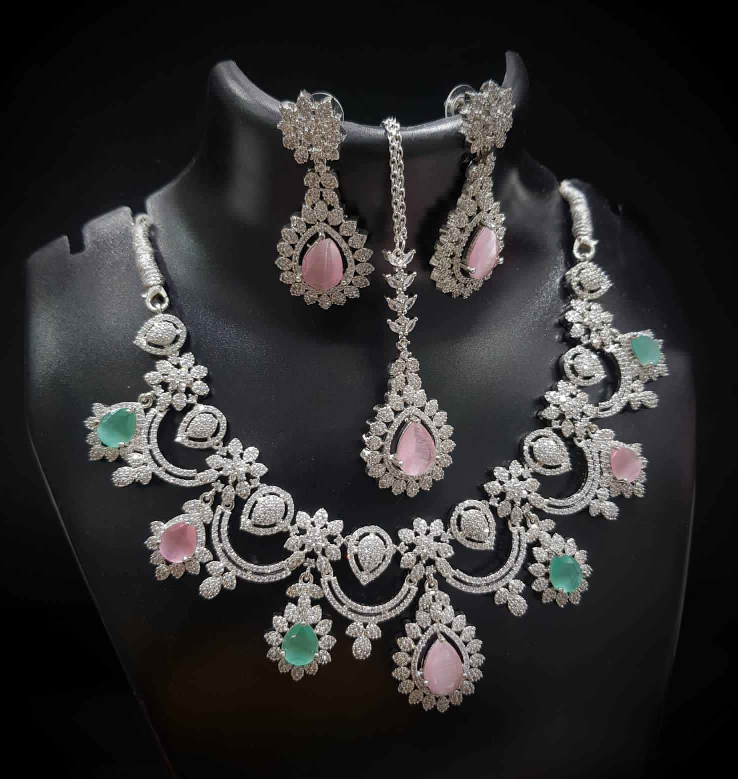 Glorious Ad Necklace With Earring