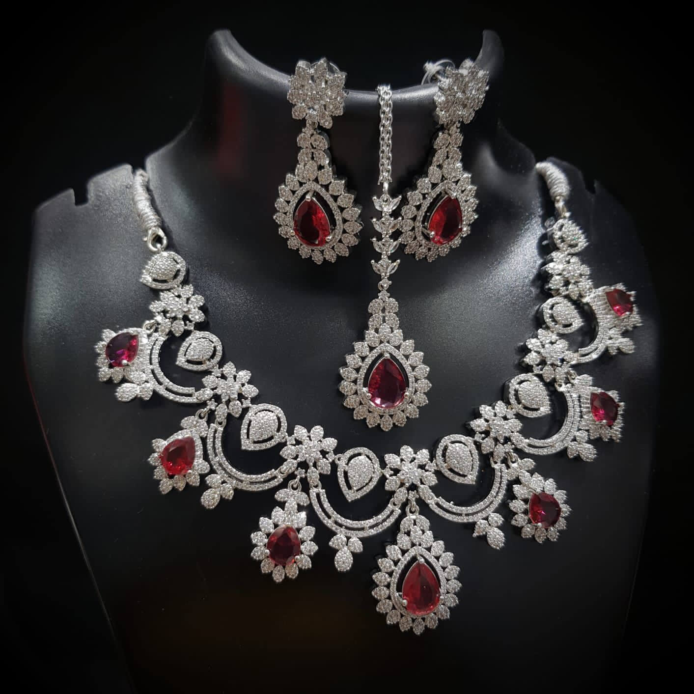 Glorious Ad Necklace With Earring